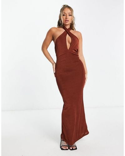 In The Style X yasmin devonport - exclusivité - robe longue dos nu effet torsadé - chocolat - Rouge