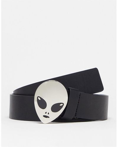 ASOS Cintura nera con borchie e fibbia a forma di alieno - Bianco