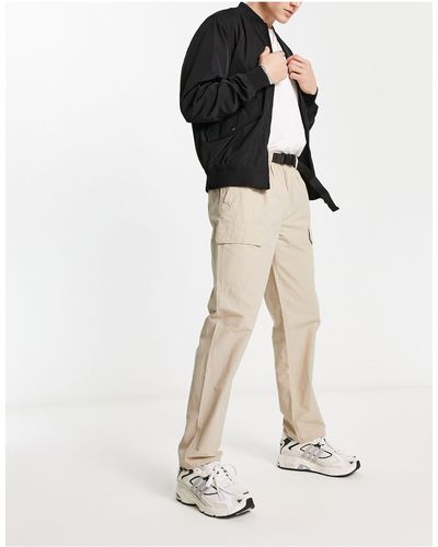 New Look Pantaloni cargo multitasche color pietra con cintura con chiusura a clip - Neutro