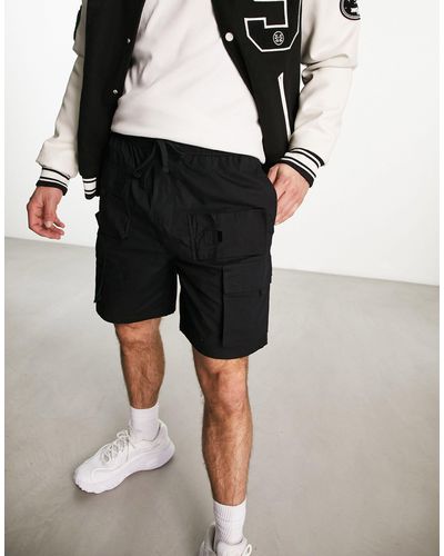 Pull&Bear – schwarze cargo-shorts im robusten look