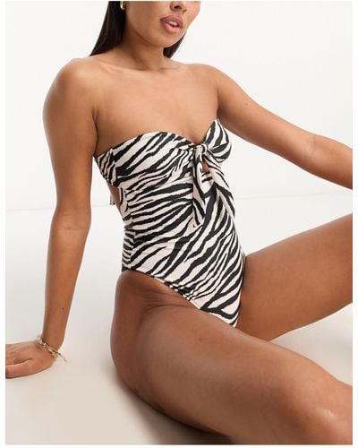 Miss Selfridge – trägerloser badeanzug mit zebramuster und rückenausschnitt samt bindedetail - Schwarz