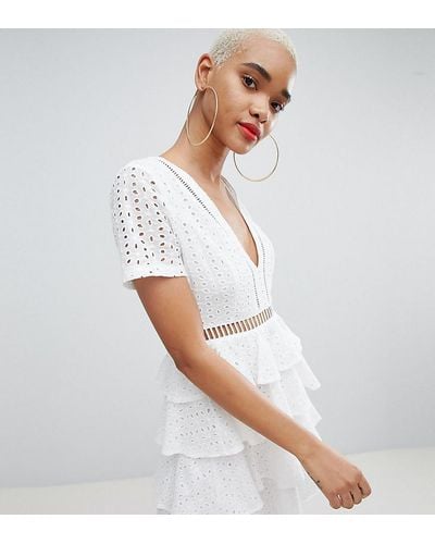 PrettyLittleThing Exklusives, mehrlagiges Kleid mit Lochstickerei - Weiß