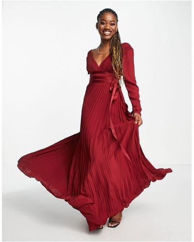 ASOS Demoiselle d'honneur - robe longue plissée à manches longues avec lien satiné à la taille - bordeaux - Rouge