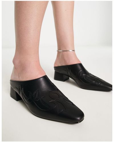 Raid Zapatos negros destalonados con diseño wéstern brina
