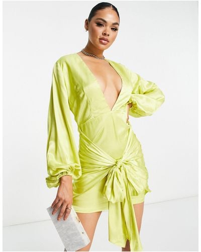 Collective The Label Exclusivité - robe courte en satin nouée devant à décolleté plongeant - citron - Vert