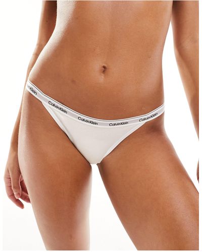 Calvin Klein Modern - slip bikini stile tanga con logo - Marrone