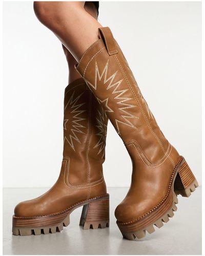 ASOS Cosmic - bottes hauteur genou en cuir style western à semelle crantée - fauve - Marron