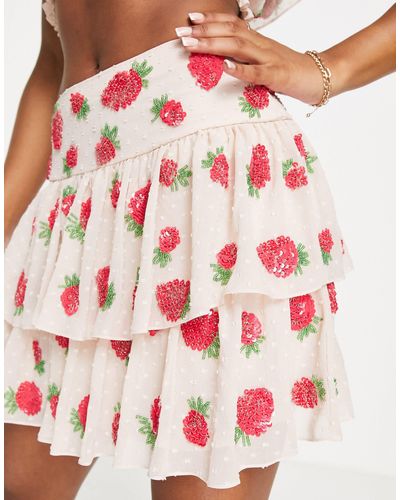 Miss Selfridge Premium - mini-jupe étagée avec motif fraises à ornements - ivoire - ivory - Rose