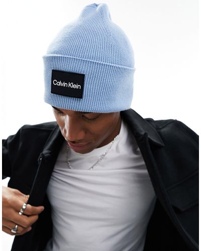Calvin Klein – gerippte strickmütze aus feiner baumwolle - Blau