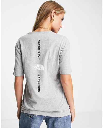 The North Face T-shirt Met Boyfriend Pasvorm En Verticaal Logo, Exclusief Bij Asos - Grijs