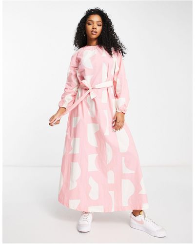 Monki Robe longue imprimée en popeline avec liens à la taille - Rose