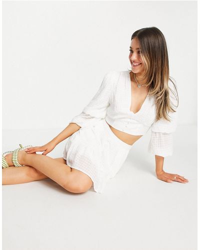 Forever New Mini-jupe étagée et boutonnée avec ceinture (pièce d'ensemble) - Blanc