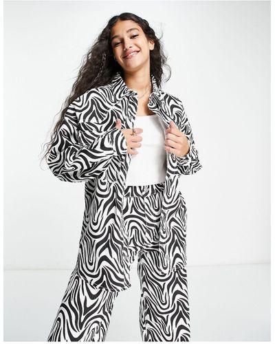 Pieces – jeanshemd mit zebramuster, kombiteil - Weiß