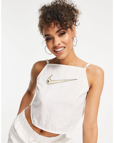 Nike Caraco court à bretelles froncé à l'arrière avec logo virgule - cassé - Blanc