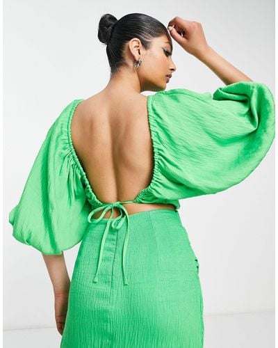 ASOS Top corto verde luminoso estilo blusón con lazada en la espalda y acabado texturizado