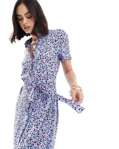 Vero Moda Robe chemise longue boutonnée à imprimé fleurs - Bleu
