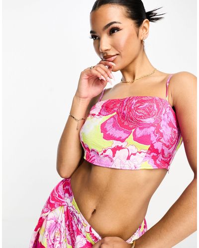 Something New Crop top a canottiera con stampa di rose fluo - Rosa