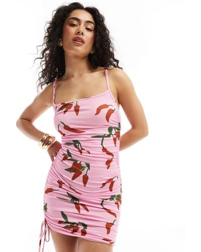 ASOS – kurzes trägerkleid mit eckigem ausschnitt, geraffter seite und chili-print - Pink