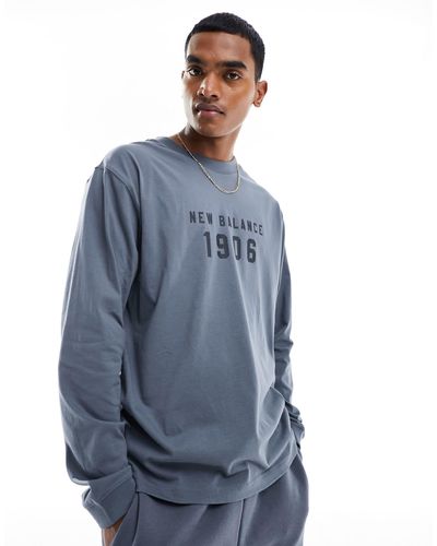 New Balance Iconic - t-shirt a maniche lunghe grigia con grafica stile college - Blu