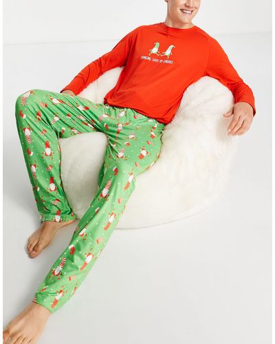 Loungeable Pijama verde y rojo con diseño estampado para navidad