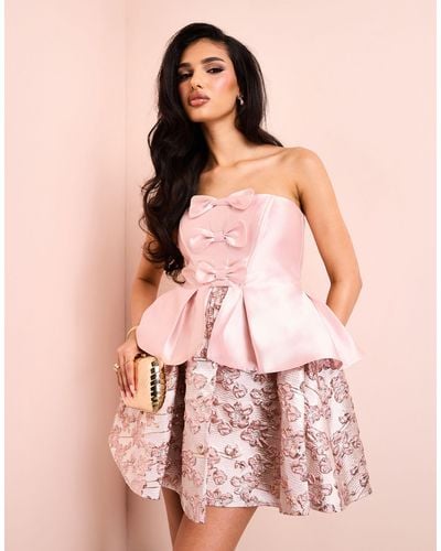 ASOS – trägerloses minikleid aus jacquard mit blumenmuster und korsettoberteil aus satin mit schleifenverzierung - Pink
