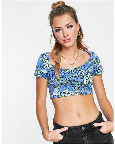 Monki T-shirt crop top à imprimé fleurs - Bleu
