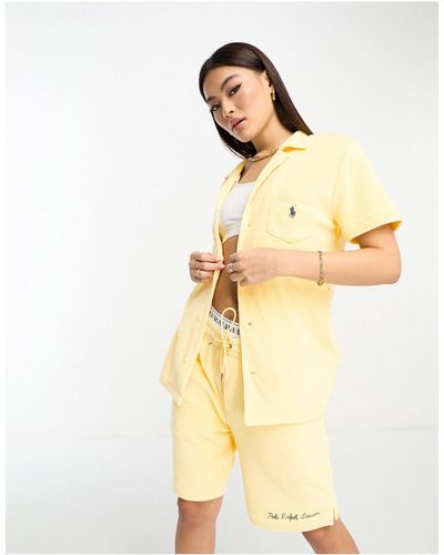 Polo Ralph Lauren Collaboration exclusive - x asos - chemise en tissu éponge avec col à revers et imprimé logo au dos - Jaune
