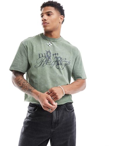 ASOS – lässig und kurz geschnittenes t-shirt aus schwerem material mit grunge-print und offenem saum - Grün