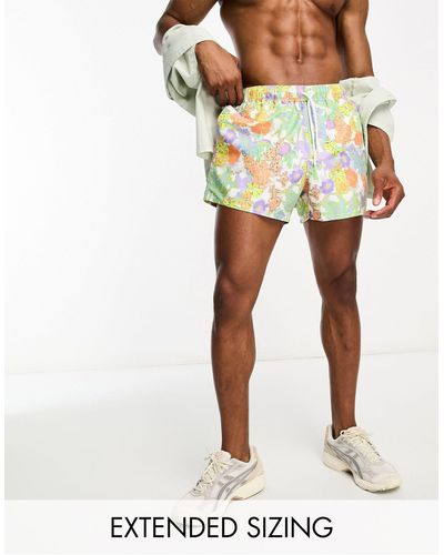 ASOS – kurz geschnittene badeshorts mit gartenblumenmuster - Mehrfarbig