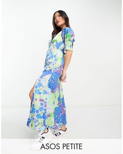 ASOS Asos design petite - robe rétro mi-longue en satin imprimé fleuri avec manches froncées et lien noué à l'avant - Bleu