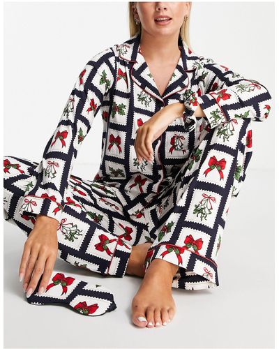 Chelsea Peers Pyjamaset Met Top En Broek Met Bijpassend Oogmasker En Scrunchie Met Kerstprint - Zwart