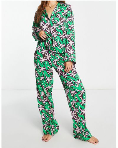 ASOS – santa baby – weihnachtlicher satin-pyjama mit hemd und hose - Grün