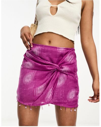 Pull&Bear Mini-jupe imprimée avec détail noué à l'avant et ourlet ornementé - Rose