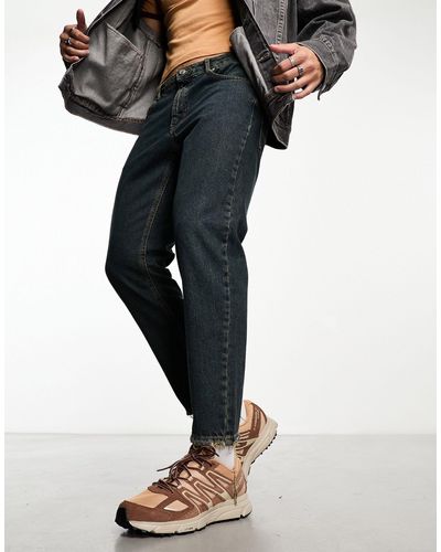ASOS – klassische jeans aus festem stoff mit dunkler vintage-tönung und ausgefranstem saum - Mehrfarbig