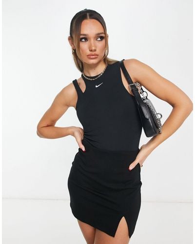 Nike Body básico con abertura y logo pequeño - Negro