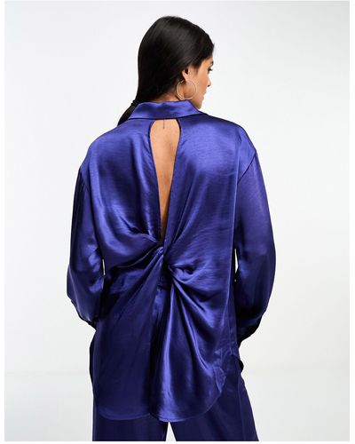 Y.A.S Chemise d'ensemble en satin avec liserés et dos ouvert torsadé - Bleu