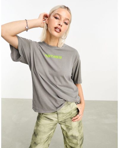 Weekday Camiseta extragrande con estampado gráfico "fantasy" y detalle desgarrado gen - Gris