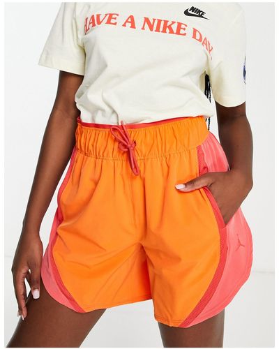Nike Sport - pantaloncini a vita alta arancioni e rossi - Arancione