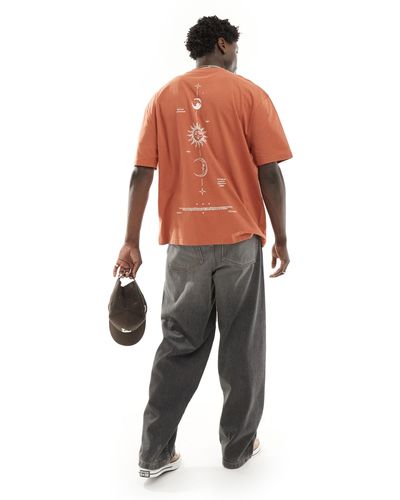 ASOS Camiseta naranja extragrande con estampado celestial en la espalda