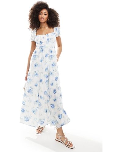Hollister Vestido largo blanco con estampado floral azul, pecho fruncido y espalda abierta