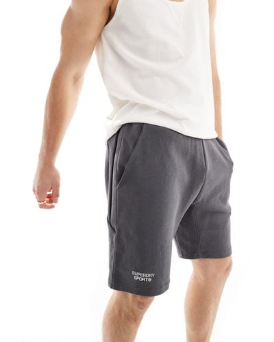 Superdry Sport – tech – schmal zulaufende shorts - Grau