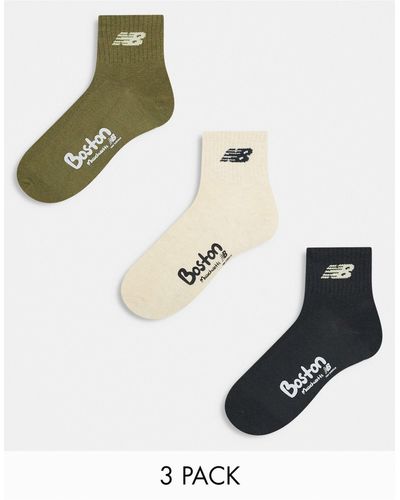 New Balance Confezione da 3 paia di calzini alla caviglia verdi, neri e bianchi con scritta "boston" - Multicolore