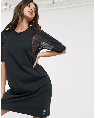adidas Originals – Bellista – es T-Shirt-Kleid mit Spitzeneinsatz - Schwarz