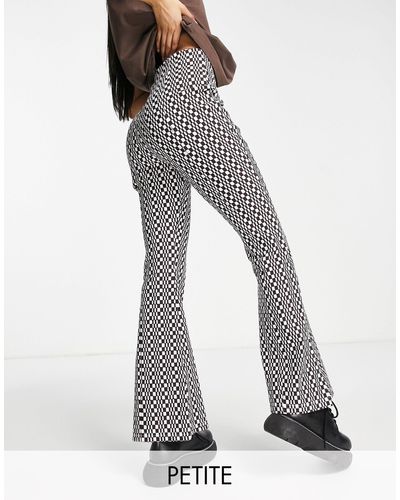 Topshop Unique Pantalon évasé taille haute en bengaline fendu sur les côtés à imprimé damier - Blanc