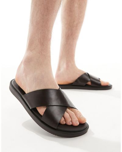 ASOS – sandalen aus braunem kunstleder mit überkreuzten riemen - Schwarz