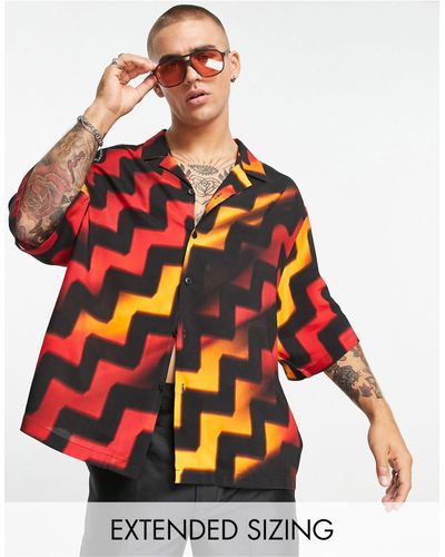 ASOS – oversize-hemd mit überschnittenen schultern, reverskragen und diagonalem zickzack-muster - Rot
