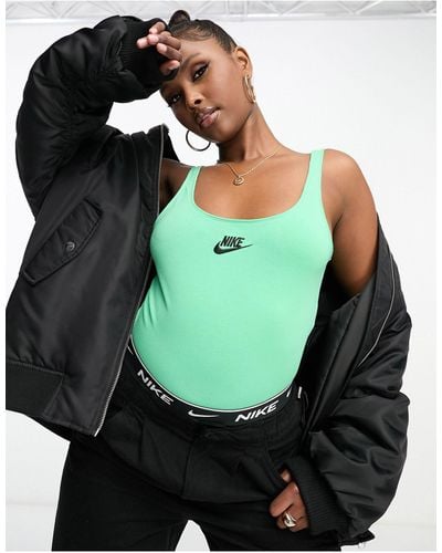 Nike Body verde primaveral con diseño