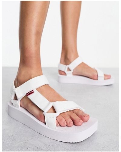 Levi's Cadys - sandales basses avec lanières et étiquette logo rouge - Blanc