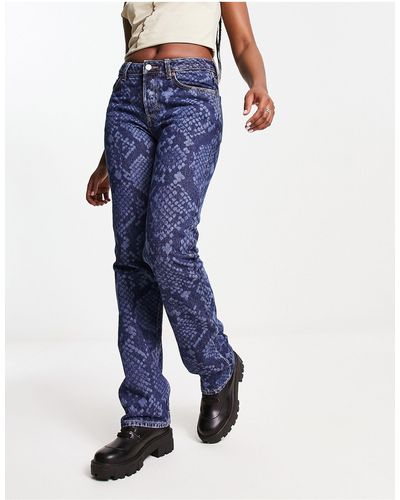 Weekday – pin – gerade geschnittene jeans mit mittelhohem bund und laser-schlangenmuster - Blau