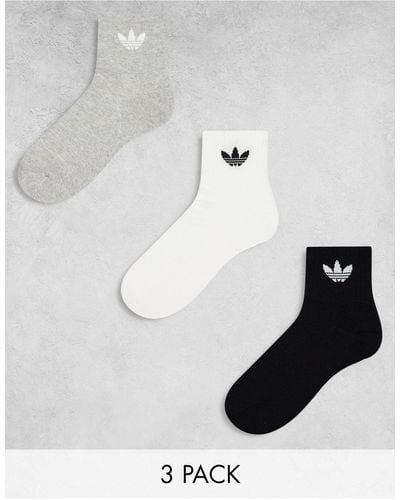 adidas Originals Confezione da 3 paia di calzini alla caviglia neri, grigi e bianchi - Bianco